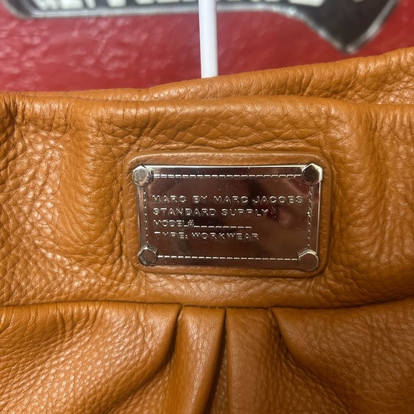 Marc Jacobs Tan Leather Shoulder Bag callouts in the picture. - Picture 2 of 11